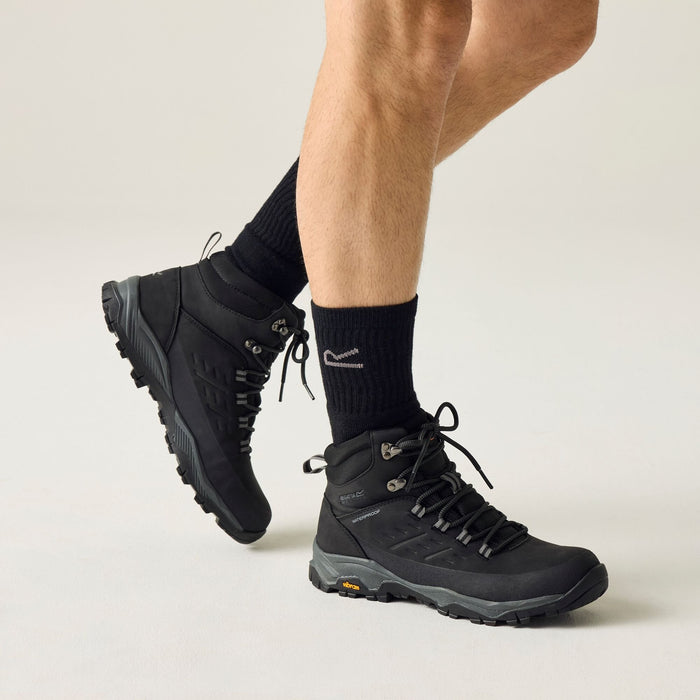 מבט צד על נעל טיולים BlakeBoot המציג גפה מעור סינתטי עמיד ומגן בוץ מגומי