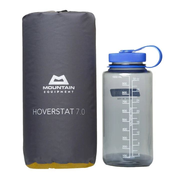 מזרון מתנפח Hoverstat 7.0 מונח בתוך אוהל קמפינג בעונת המעבר, מציג עובי ותמיכה