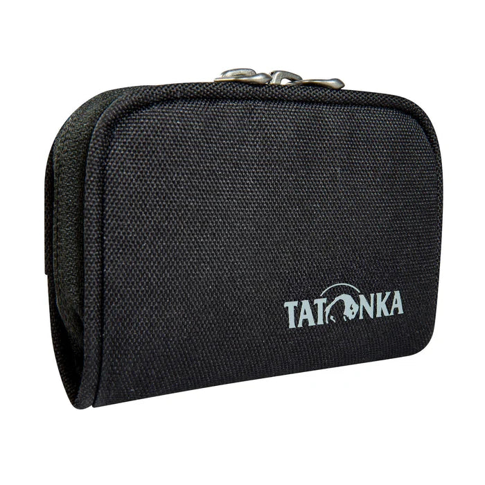 ארנק קומפקטי Tatonka Plain RFID שחור מונח על כף יד להמחשת הגודל