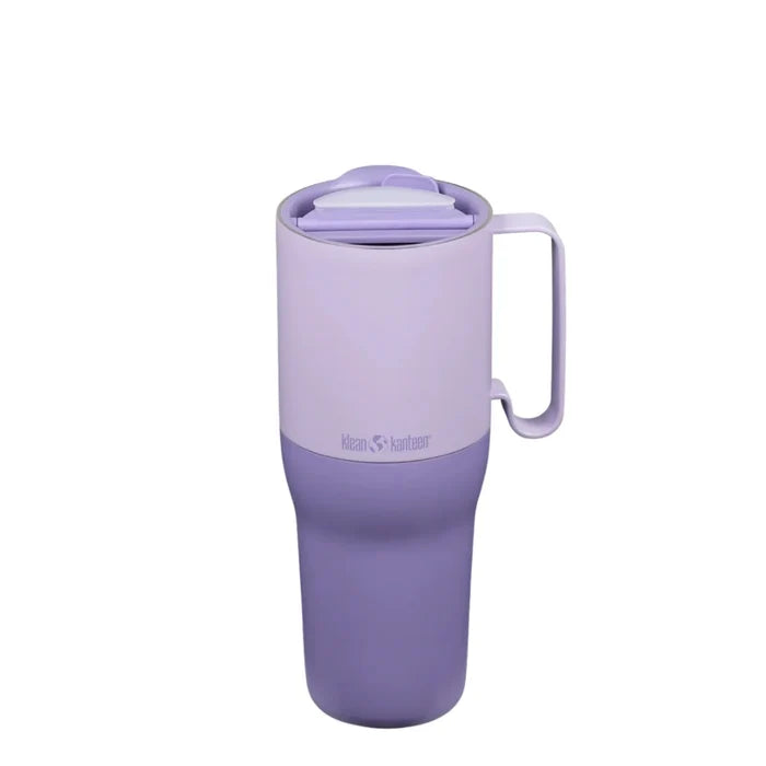 כוס תרמית Klean Kanteen בנפח 36oz מונחת במחזיק כוסות ברכב