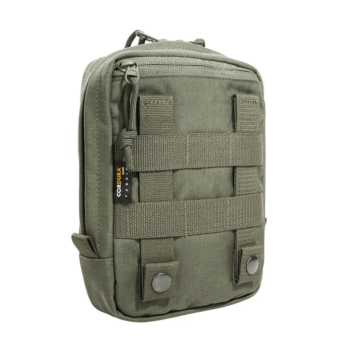 תקריב על חיבורי MOLLE בגב הפאוץ' הטקטי האנכי עם לחצניות חזקות